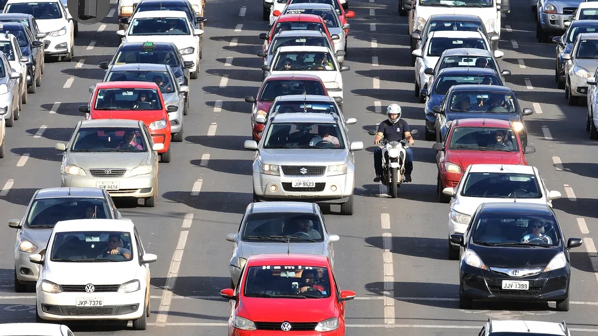 Você usaria? Projeto de lei quer criar a "luz do obrigado" para os carros