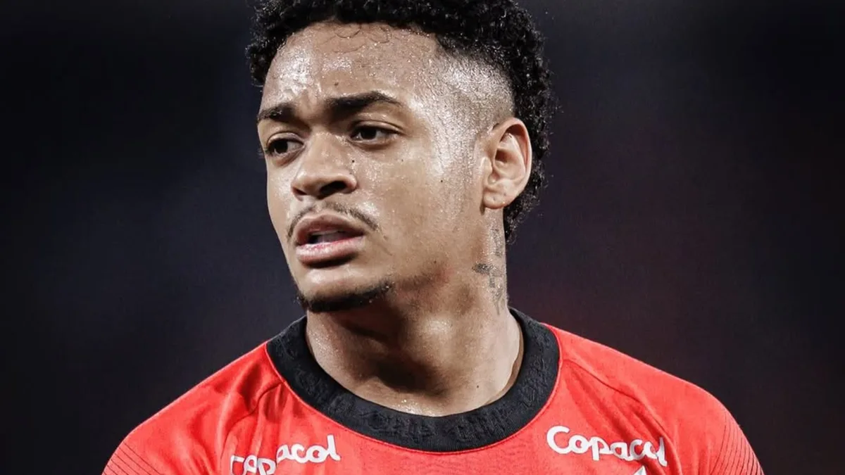 Jogador Léo Derik, do Athletico-PR, é condenado a 13 anos de prisão por dois estupros contra ex-companheira; clube se manifesta Jogador Léo Derik, do Athletico-PR, é condenado a 13 anos de prisão por dois estupros contra ex-companheira; clube se manifesta