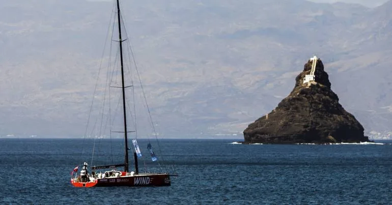 Veleiro de 15 metros encalhado no porto das Lajes das Flores