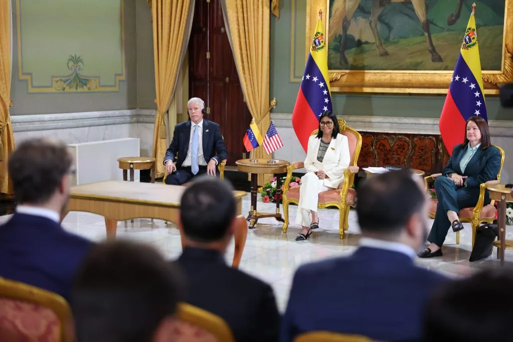 #EnClaves| Nuevo ciclo petrolero venezolano comienza con miles de millones de dólares y viejos problemas