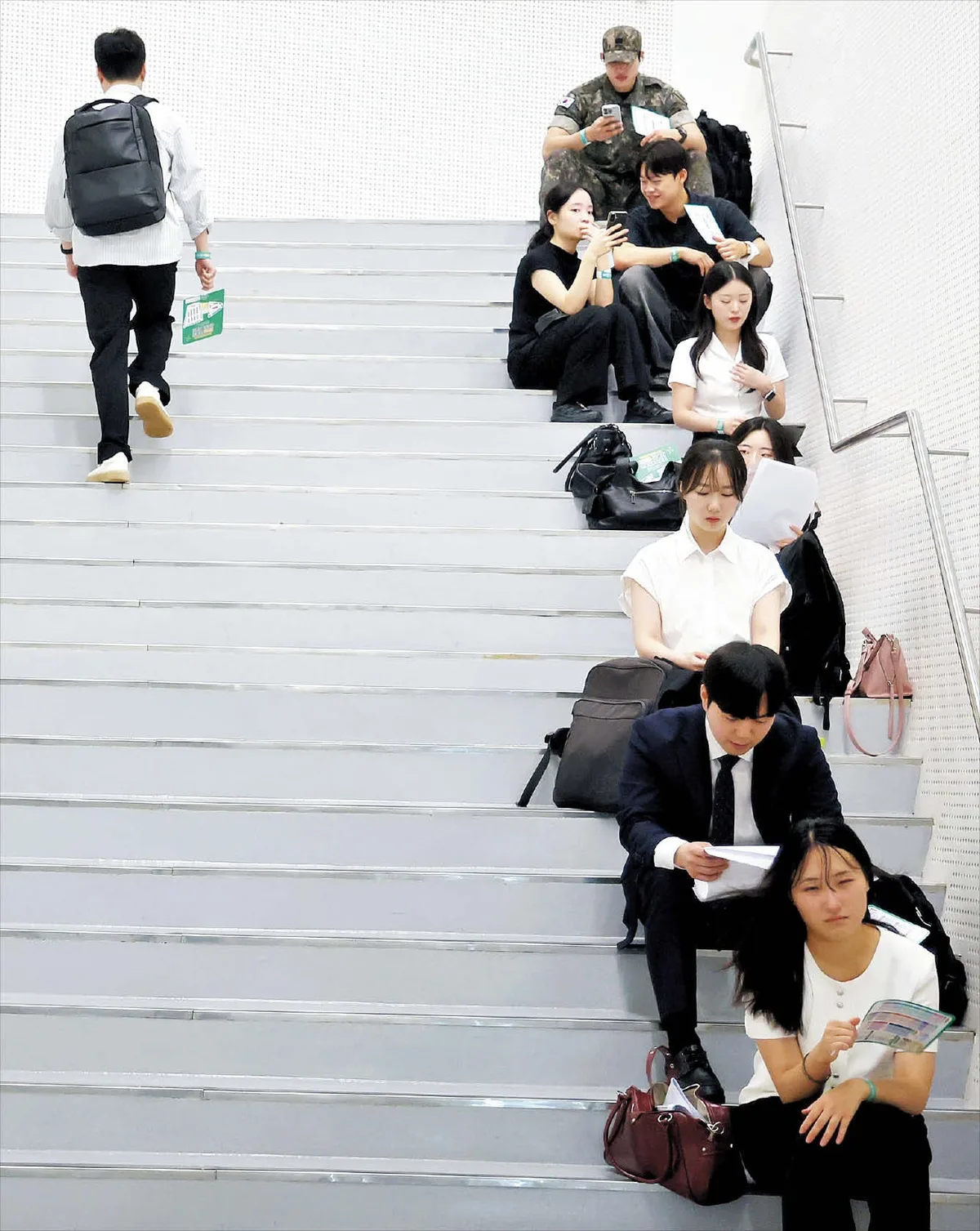 계단서 줄지어 면접 준비