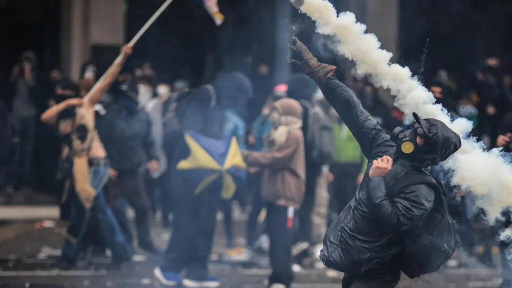 Manifestação de universitários termina em confronto com a polícia e 25 detidos na Argentina