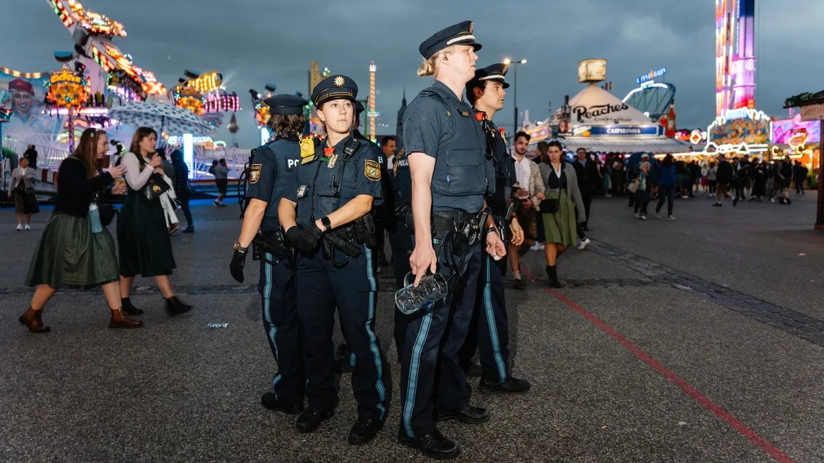 Oktoberfest: Vor dem Teufelsrad stehen sie und filmen. Manche warten, bis ein Rock verrutscht
