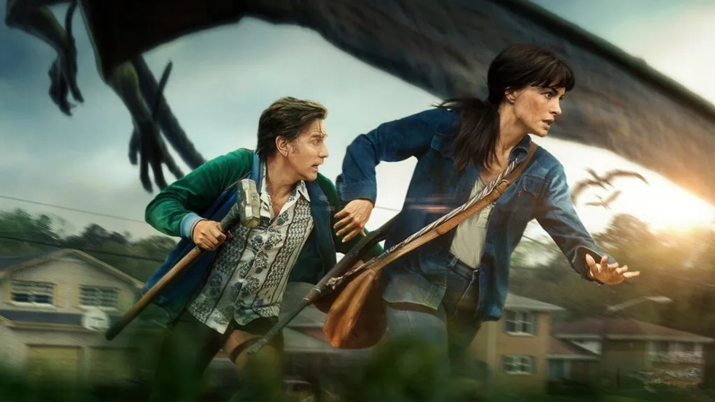 Crítica | ‘O Fim da Rua’ traz Anne Hathaway e Ewan McGregor em um divertido sci-fi que mistura ‘Jurassic Park’ e ‘Cloverfield’