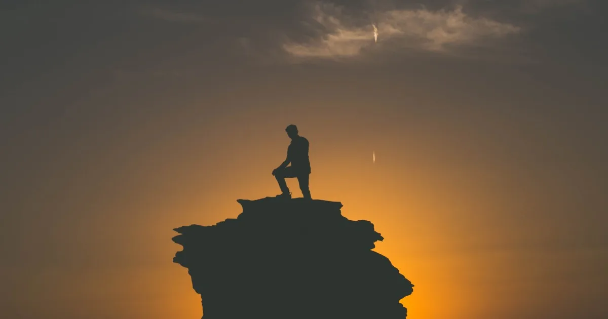 Qué significa el proverbio apache: "Es mejor tener menos truenos en la boca y más relámpagos en la mano"