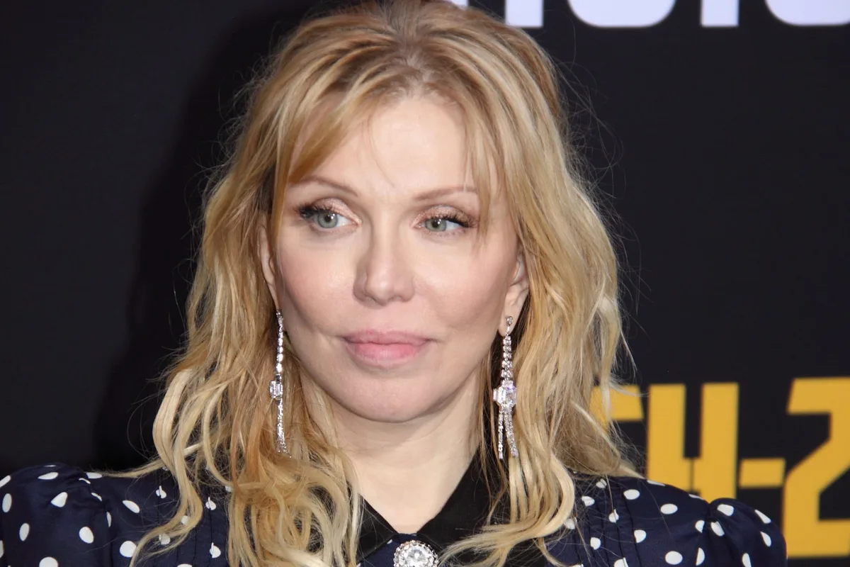 Courtney Love habló del día que su cuerpo “casi explotó” y anunció que tiene listo un nuevo álbum