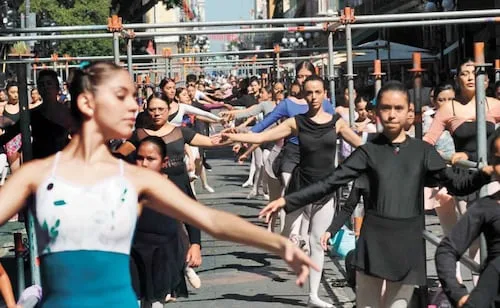 Megaclase de danza hace vibrar el Zócalo