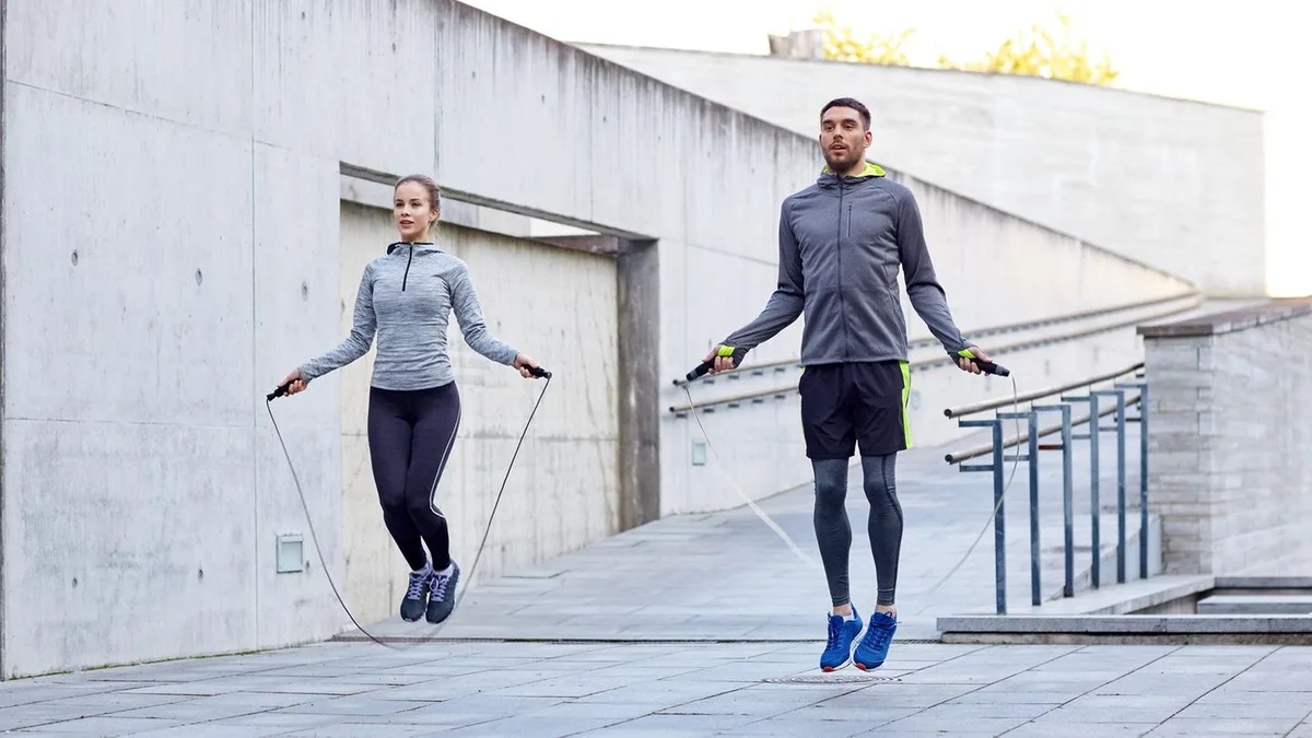 Seilspringen: Warum das Workout für drinnen und draußen effizienter ist als Joggen