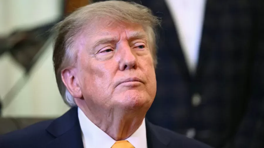 Trump diz que avalia “explodir o Irã inteiro” em meio à guerra