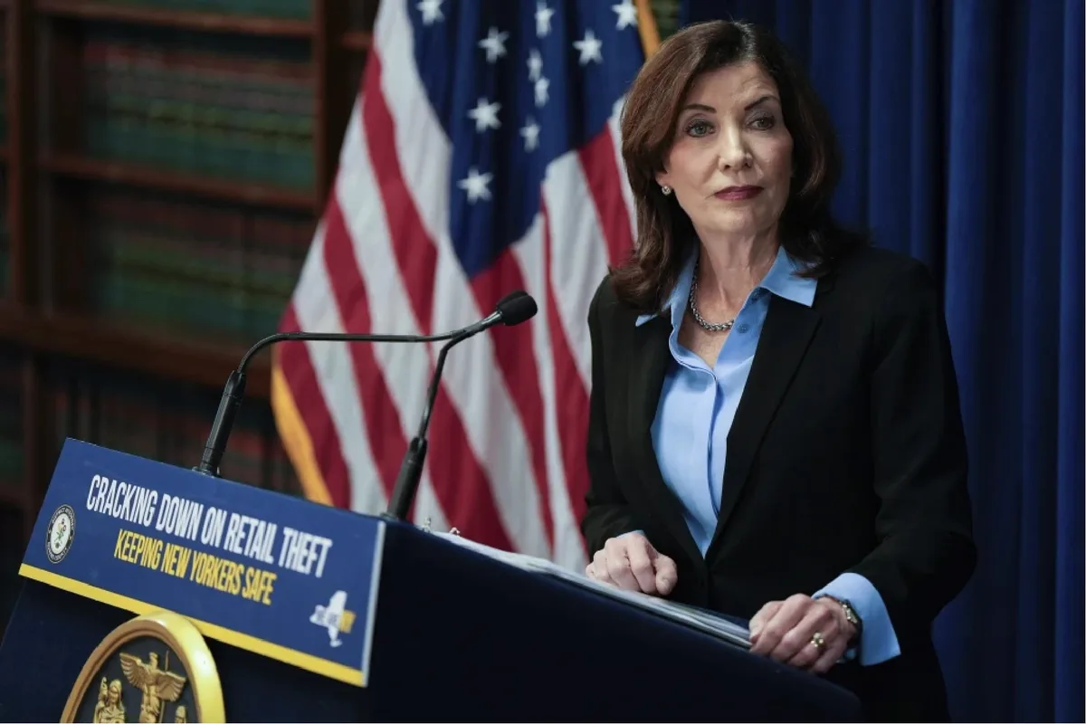 Buenas noticias para trabajadores en Nueva York: Kathy Hochul confirma aumentos de sueldo para 60.000 personas