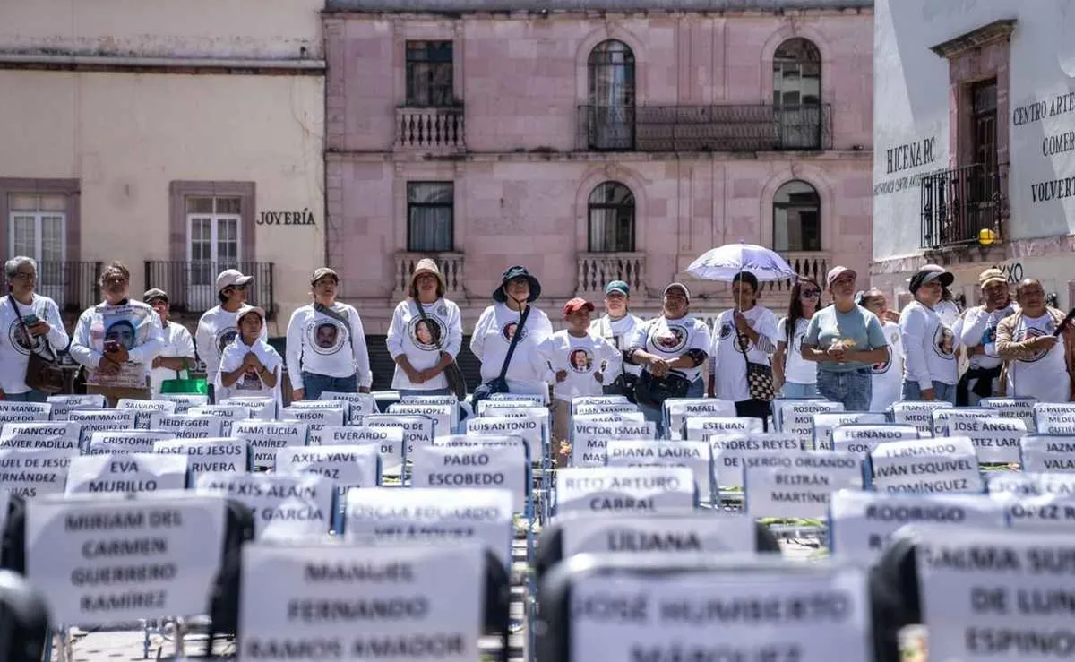 Día de la Desaparición Forzada: Con marchas y sillas vacías, colectivos se manifiestan en Zacatecas; la ausencia no puede convertirse en memoria, dicen