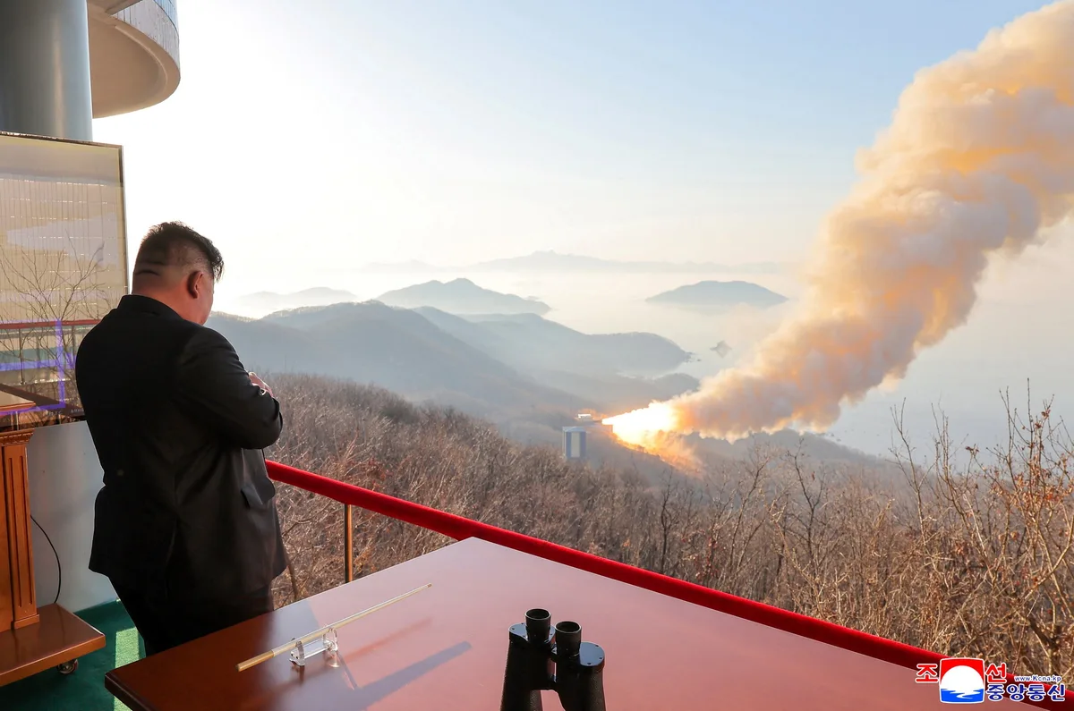 Coreia do Norte lança míssil balístico em direção ao mar do Japão, diz Coreia do Sul