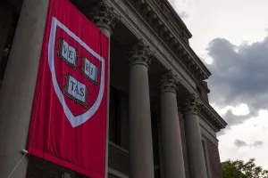 EUA investigam Harvard, Stanford e MIT por vistos de intercâmbio para pesquisadores