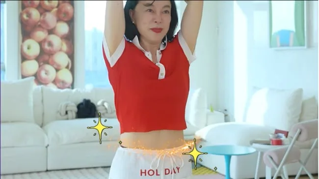 '66세' 최화정, 운동하다 살짝 노출된 선명한 '명품 복근'…제작진도 깜짝 ('안녕하세요')