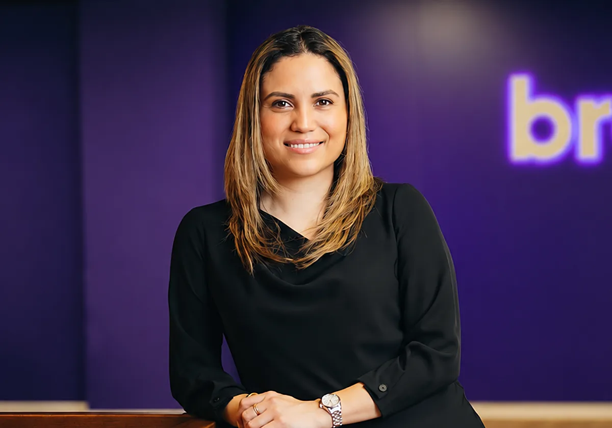 Cristina Cervantes, analista financiera: «En España normalizamos las deudas mientras podemos seguir pagando las cuotas, pero las usamos para pagar otras deudas»