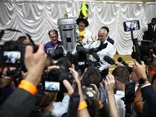 Comte Tête-de-Poubelle « en pleine ascension » après avoir récolté 27 % des voix face à Nigel Farage aux législatives