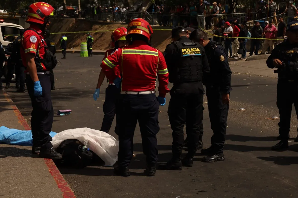 Dispararon contra cuatro personas y mataron a dos en zona concurrida de la Ciudad de Guatemala