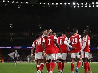 Malgré des revenus record et un gros chèque offert à son coach, le club d’Arsenal veut supprimer 60 postes