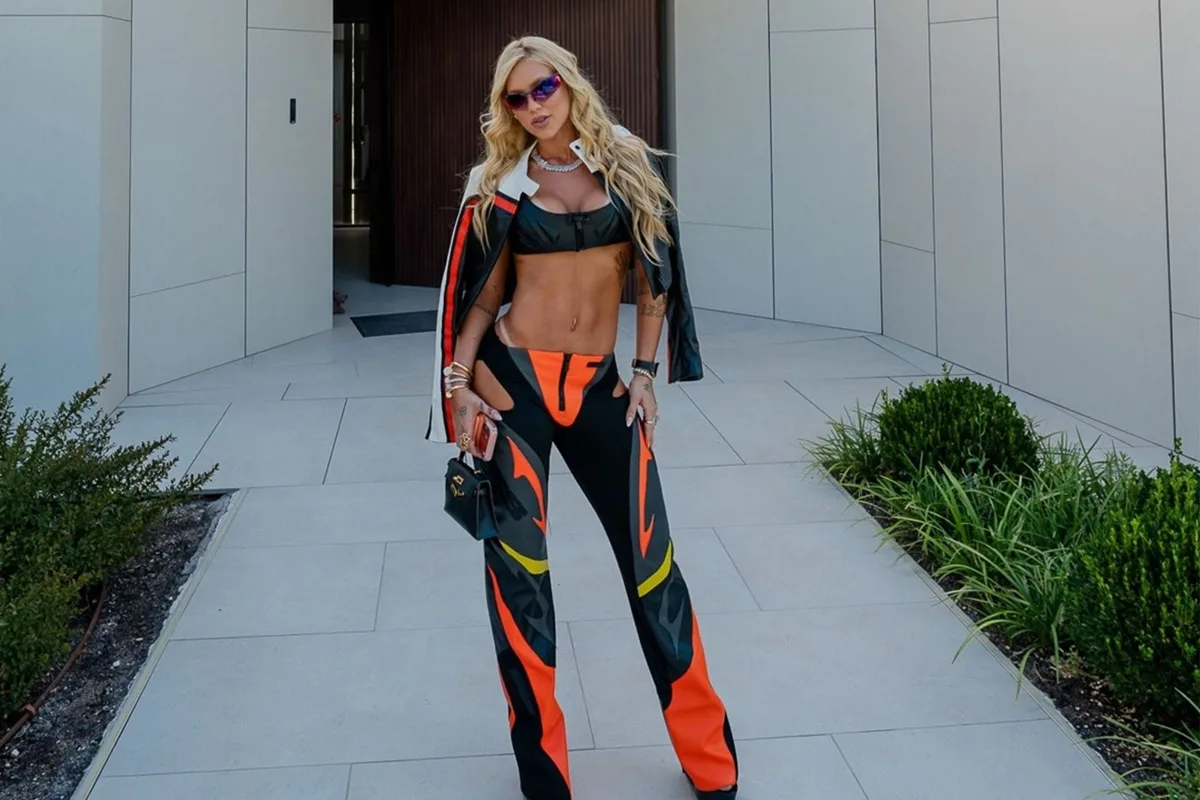 Virginia usa outfit apresentado em desfile de Berlim no GP da Espanha