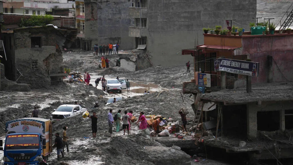 Crue dans l'Himalaya: la jeunesse népalaise réclame «justice» aux pays pollueurs