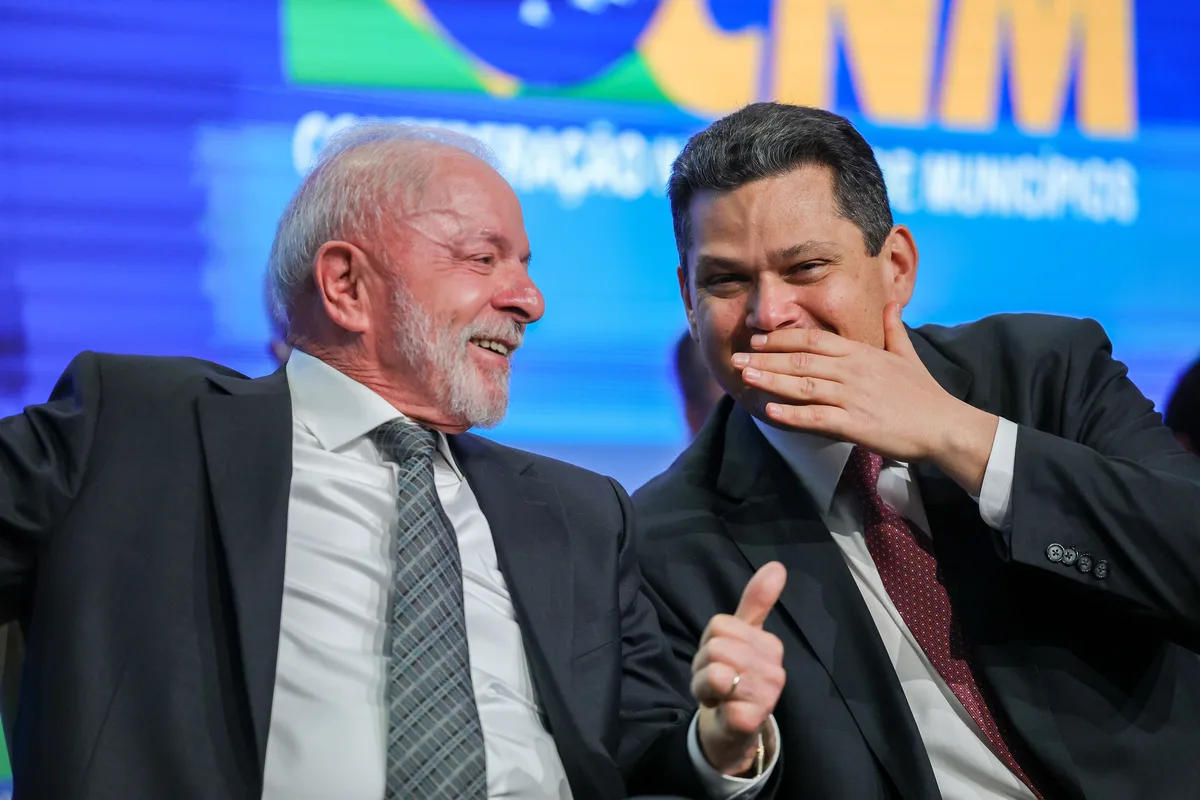 Congresso vira palanque de Lula em promulgação do fim da escala 6×1