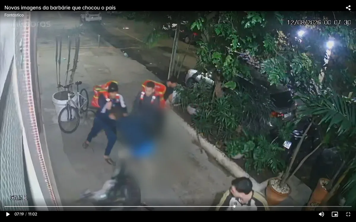 Polícia tenta identificar 5° envolvido no linchamento de Cláudio Rafael; imagens mostram homem dando chutes na cabeça