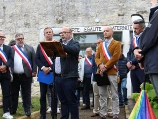« Tant qu’il ne sera pas arrêté, aucune réponse ne sera à la hauteur », juge le maire du village où sévit un homophobe