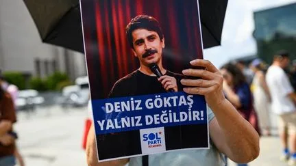 En Turquie, le célèbre humoriste Deniz Göktas à nouveau arrêté après avoir été libéré dans une première affaire