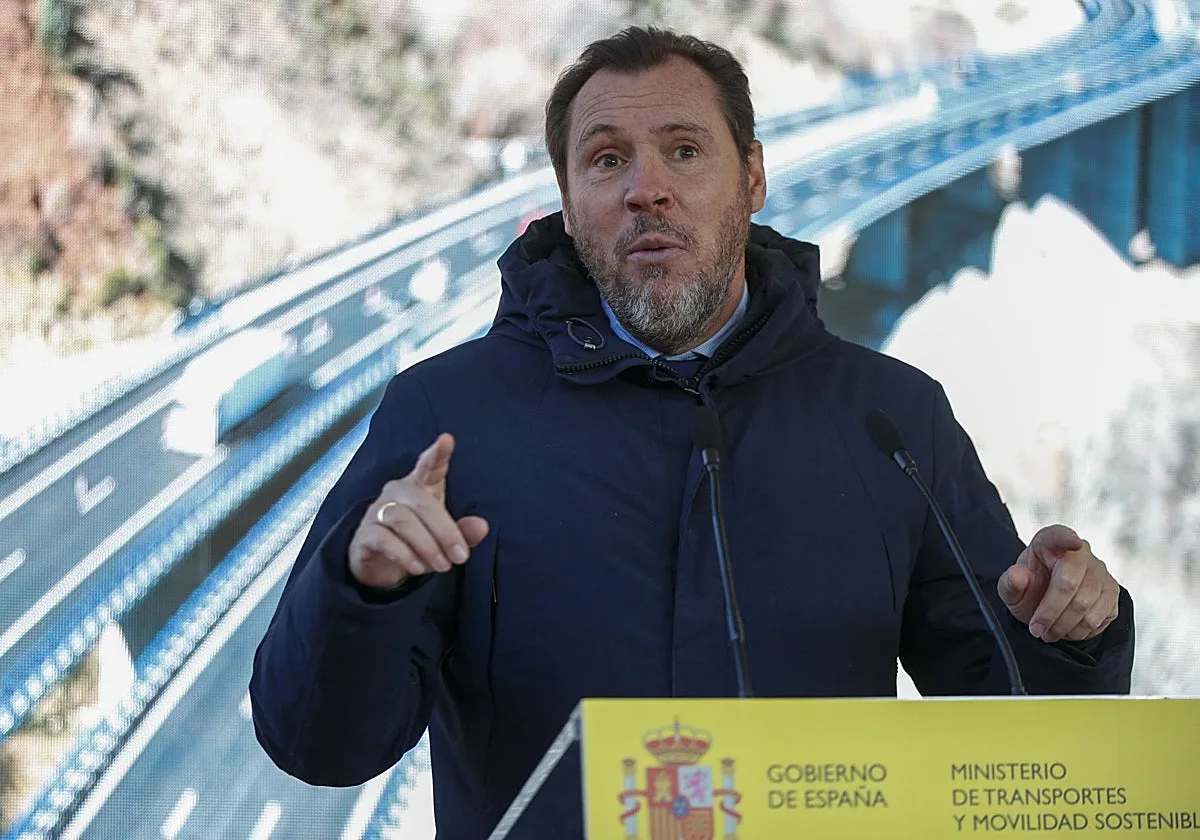 Los transportistas y el PP protestan por «el deterioro» y los cortes de la A-6 en pleno agosto