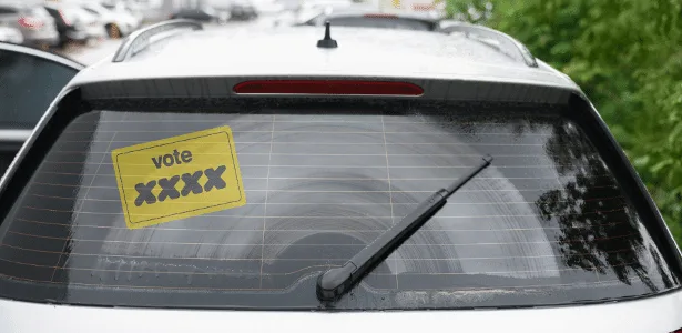 Adesivo político anula seguro de automóvel? Veja o que dizem especialistas