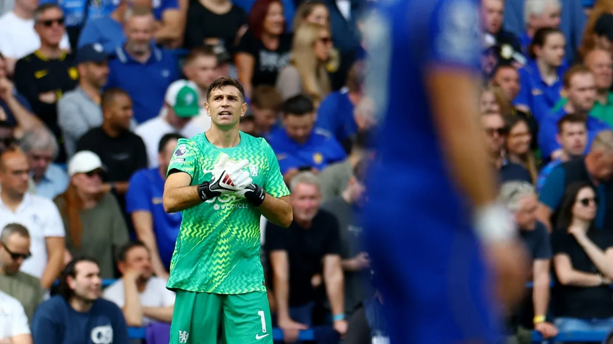 Los dos goles en cinco minutos que sufrió Dibu Martínez en el empate del Chelsea ante Hull City