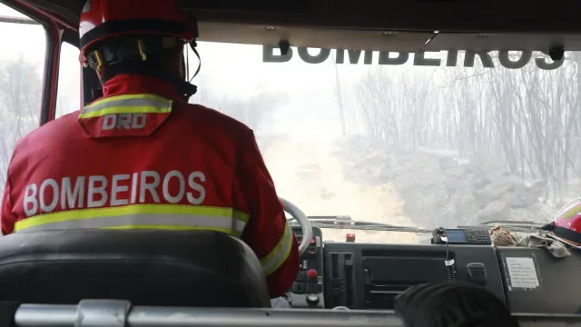 Urbanização evacuada e Estrada Nacional 105 cortada em Santo Tirso