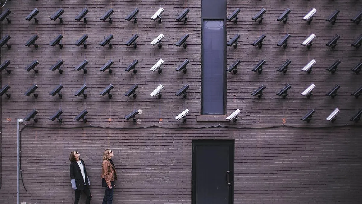 O chefe não está a olhar. O algoritmo sim. Até onde pode uma empresa vigiar um trabalhador?