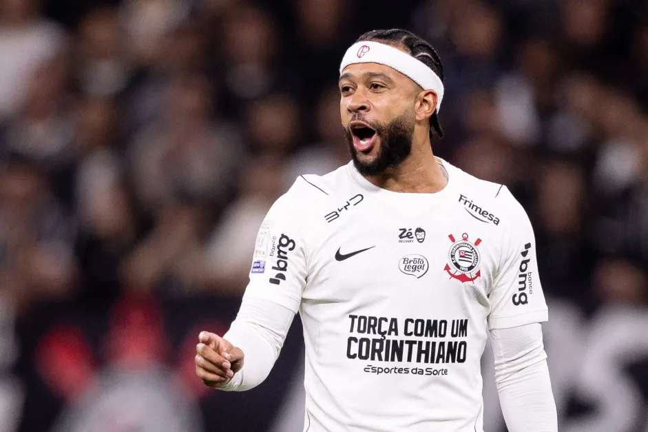 Memphis Depay acerta renovação com Corinthians após novela