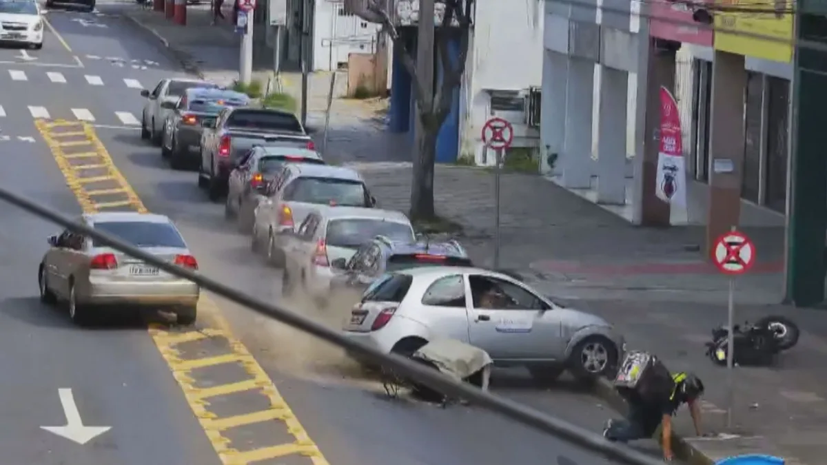 VÍDEO: Homem tenta fugir com carro furtado, atinge cinco veículos, derruba motoqueiro e acaba preso no RS
