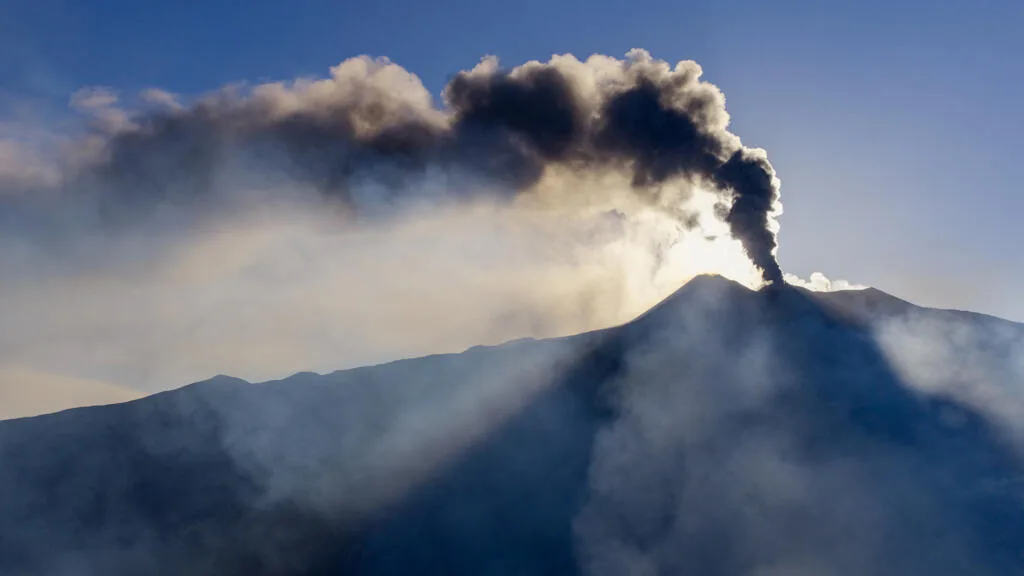Cinzas do vulcão Etna interrompem voos no aeroporto de Catânia, na Itália
