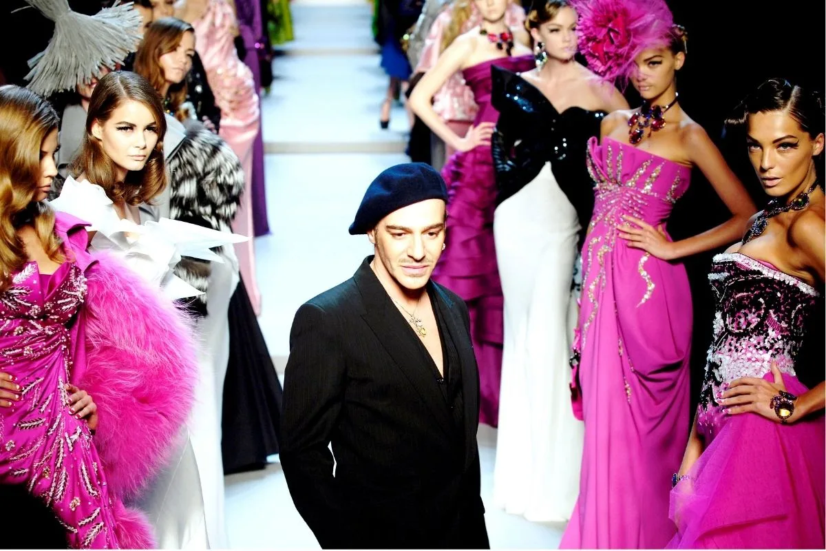 John Galliano: relembre polêmicas do estilista que será tema do Met