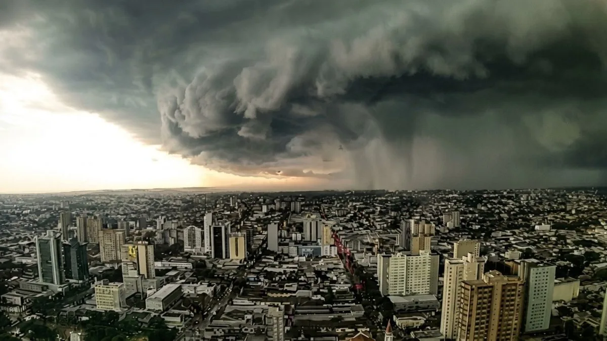 Ciclone extratropical associado a frente fria deve se formar nas próximas 24 horas e espalhar chuva forte por 4 regiões do Brasil, com risco de temporais