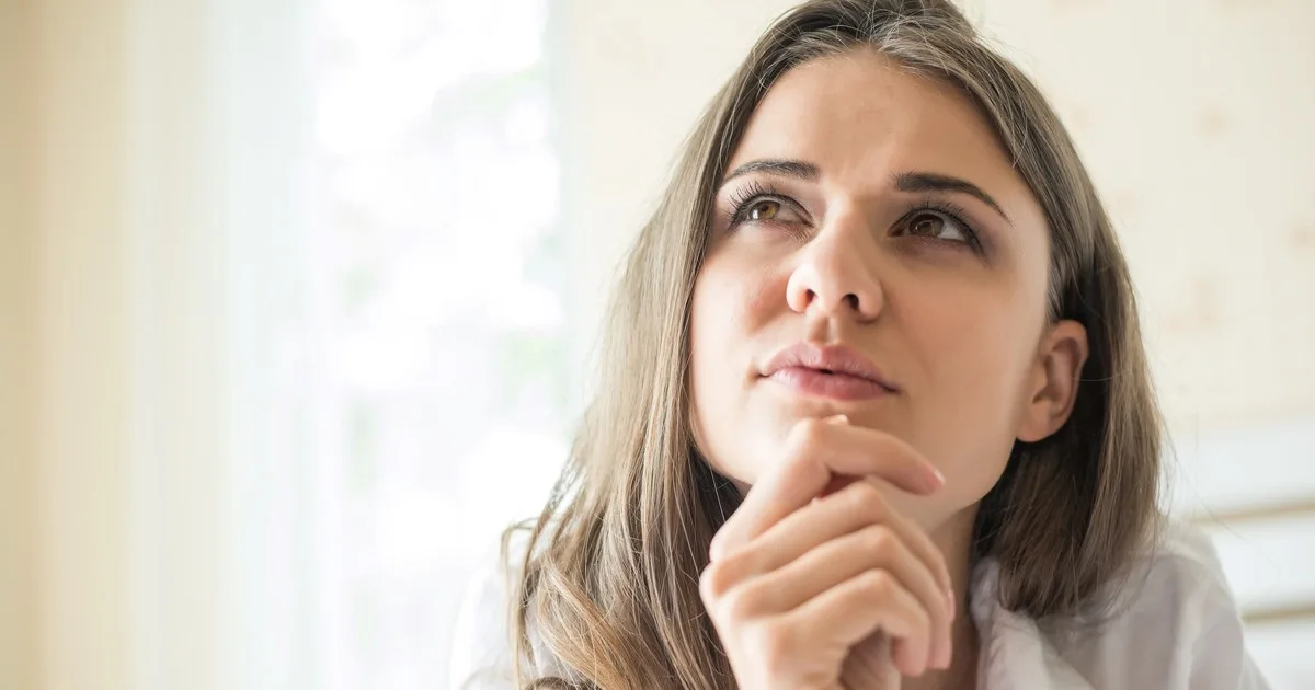 La psicología dice que la persona más manipuladora en tu vida no es la que te miente, sino la que te dice la verdad justa para hacerte dudar de tu propia realidad