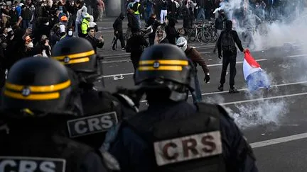 "Derrière chaque casque, chaque bouclier, il y a un papa" : quand des CRS pères de famille font face à des lycéens de l'âge de leurs enfants