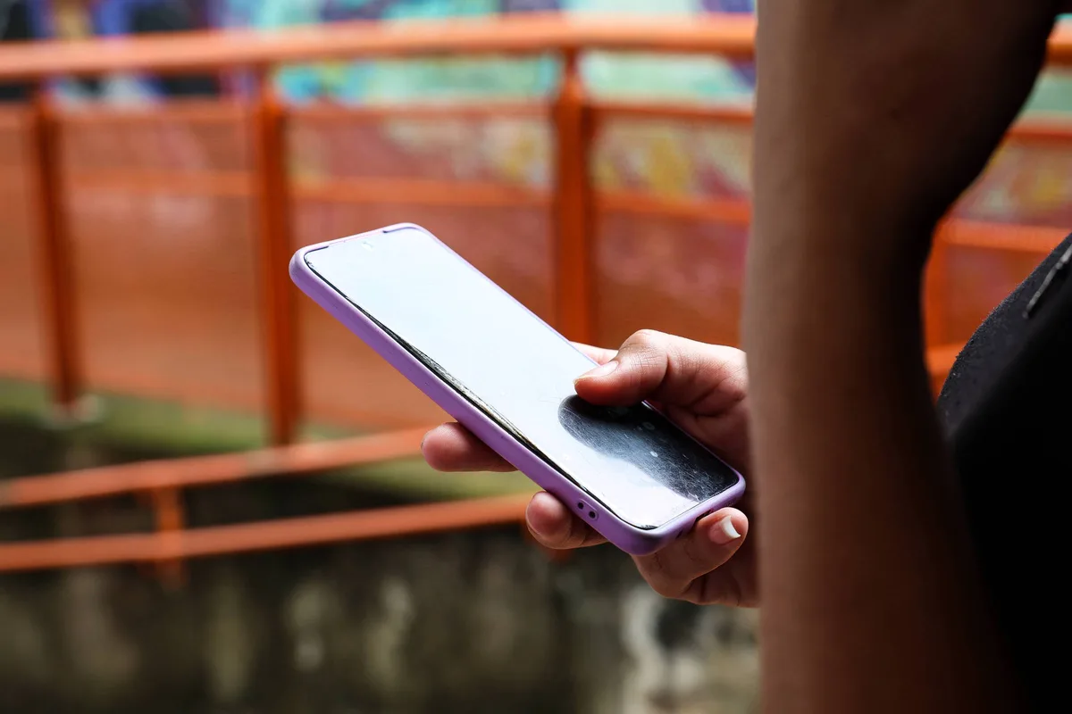 Metade dos adolescentes brasileiros passa mais tempo online do que gostaria, diz pesquisa