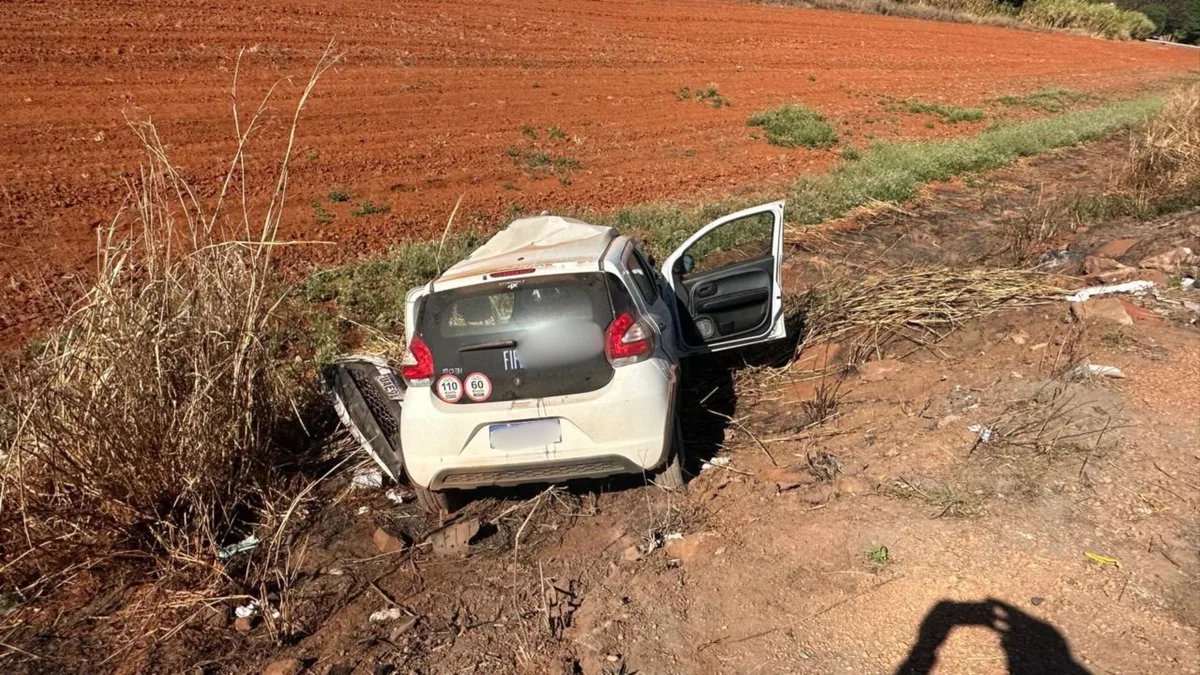 VÍDEO: Motorista morre após carro ser atingido por caminhão na saída de posto de combustíveis na BR-365 em MG