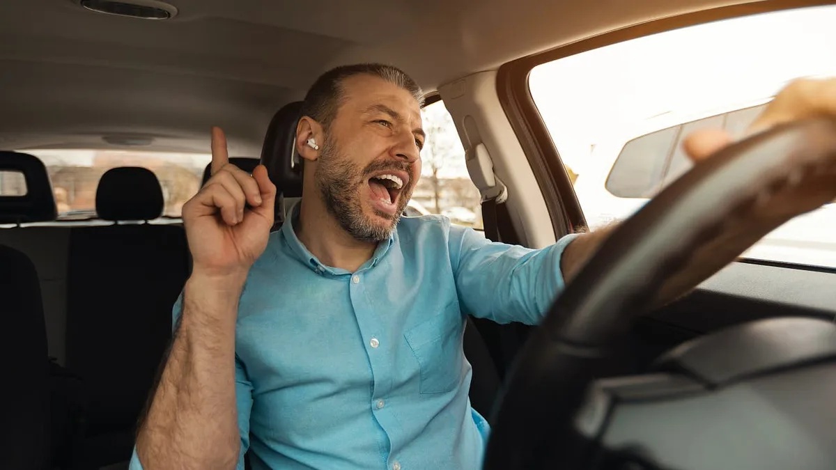 Straßenverkehr: Musikhören am Steuer kann tödlich sein