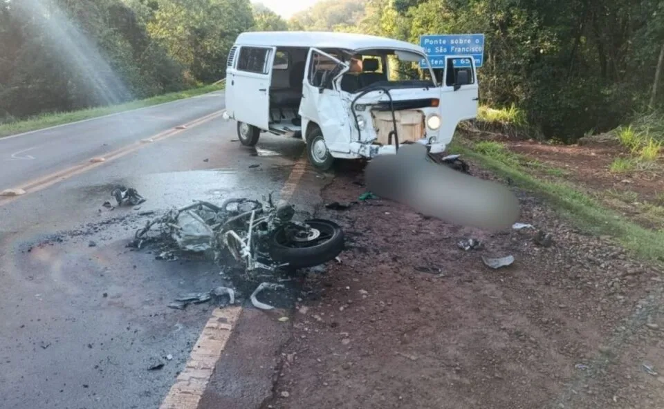Jovem de 22 anos morre após colisão com Kombi em Toledo; moto pegou fogo no acidente