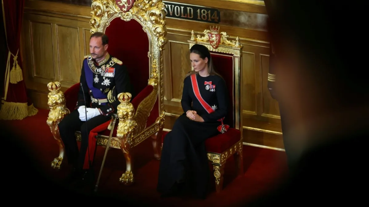 Norwegens neuer König Haakon VIII. legt vor Parlament Eid auf die Verfassung ab