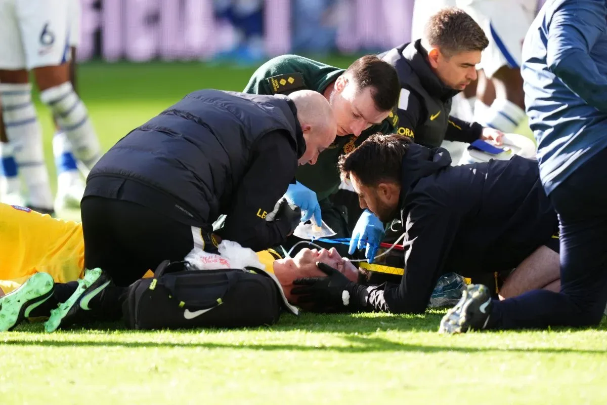 Dibu Martínez é levado ao hospital após choque de cabeça em jogo do Chelsea