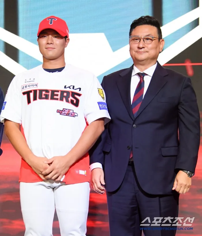 [포토] 경남고 이호민-심재학 단장, KIA 타이거즈 품에