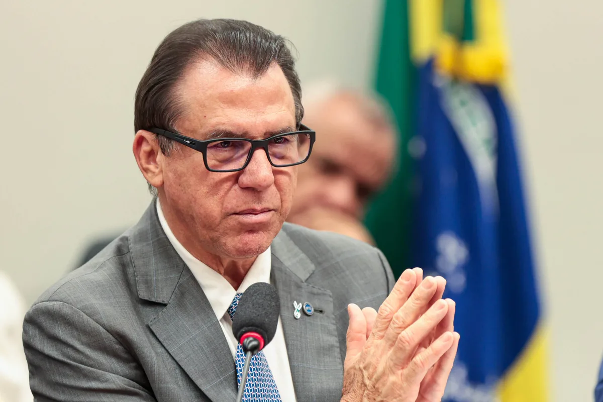 Ministro reclama do andamento da 6x1: "O Senado está sentado em cima"