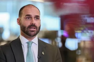 Eduardo diz que ministros de eventual governo Flávio terão aval de Jair Bolsonaro