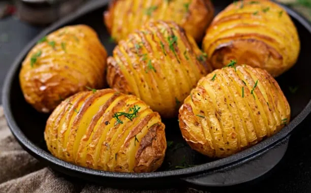 Comer papas todos los días sin culpa es posible, según una nutricionista: estas son las formas más saludables de cocinarlas